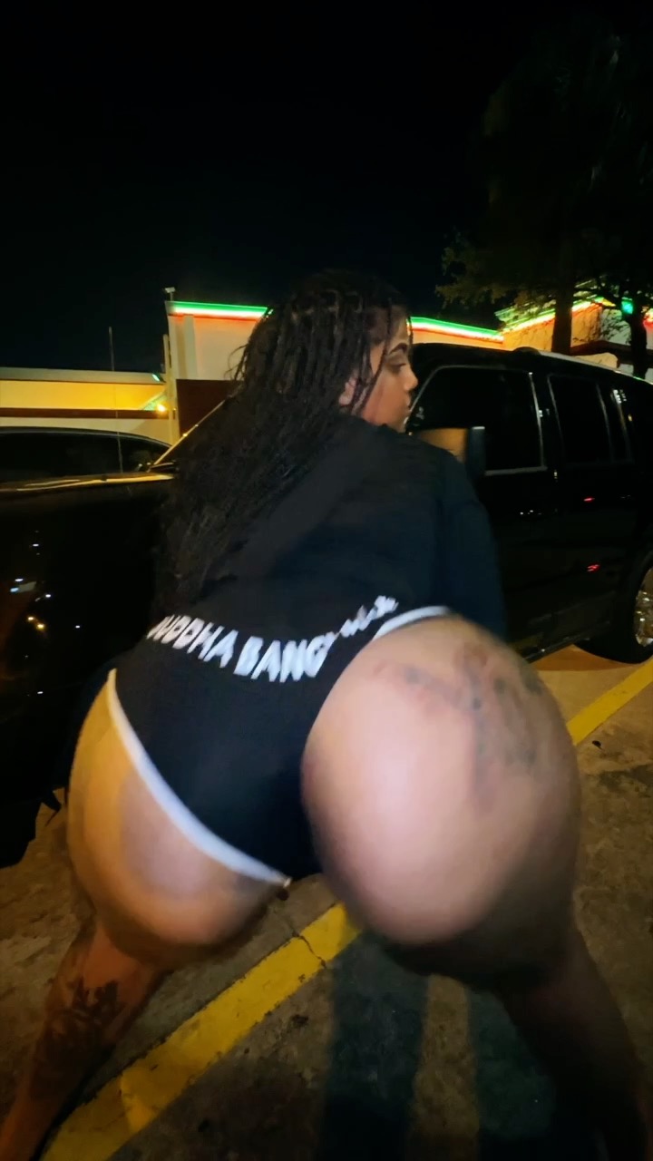 KALLY XO TWERKING OUTSIDE OF GRINGOS